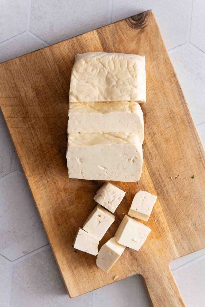Auswahl an Tofu-Sorten von oben: Naturtofu, Räuchertofu, gewürzter/marinierter Tofu, Seidentofu und frittierte Tofu-Puffs