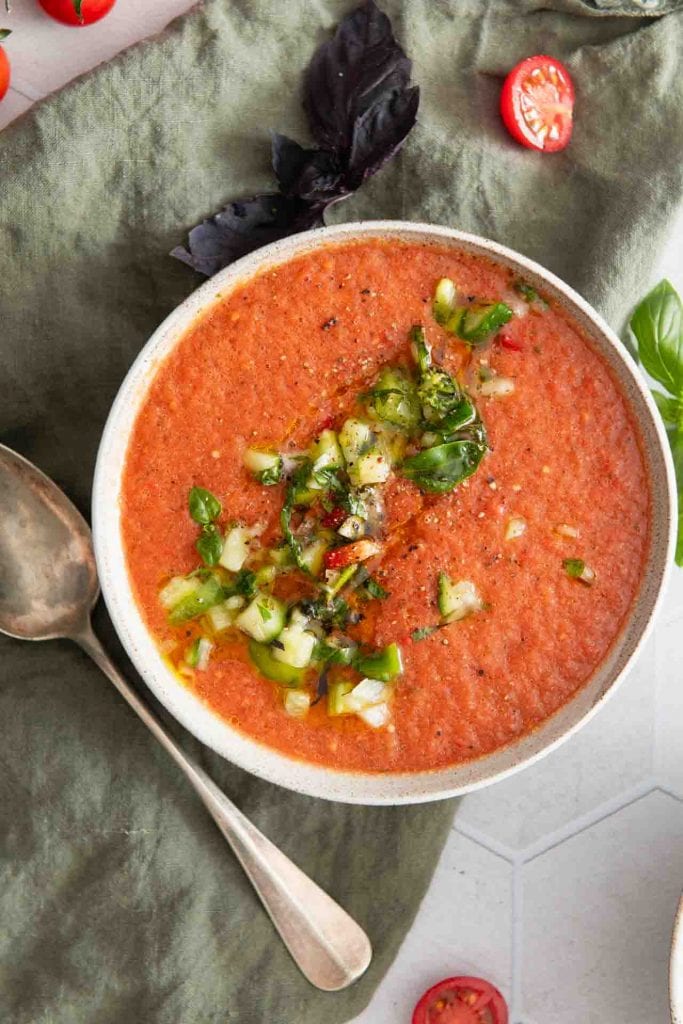 Die Gazpacho von oben, daneben liegt ein Löffel.