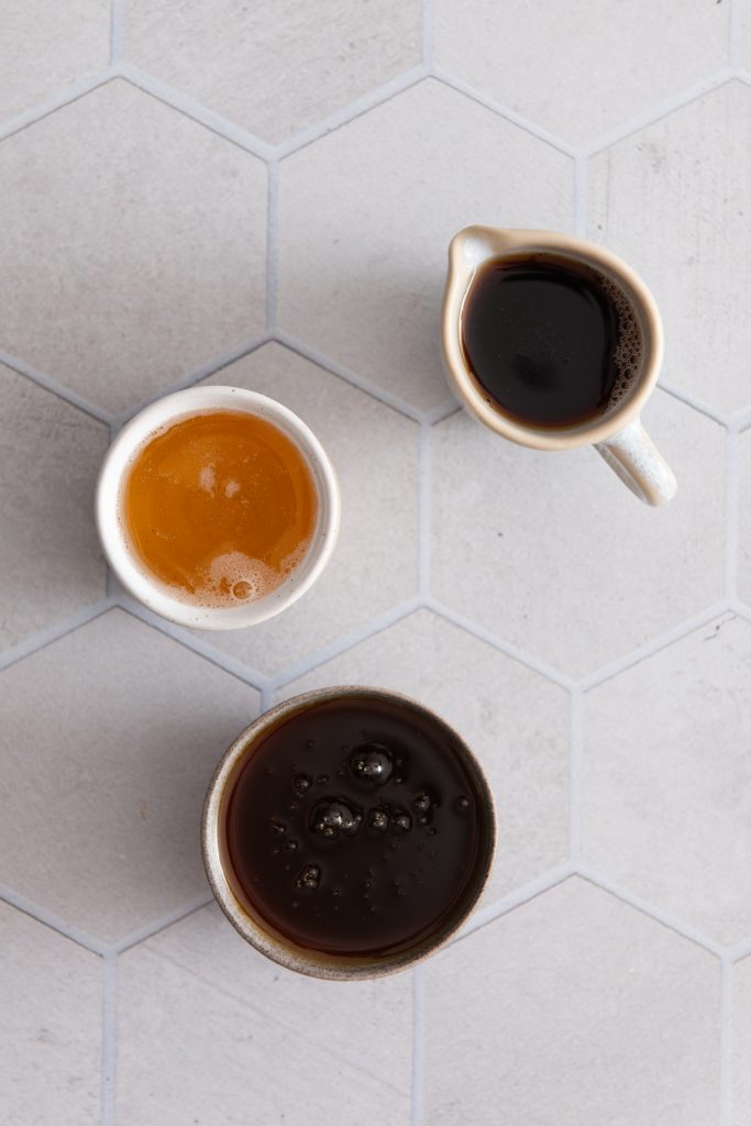 Honig, Ahornsirup und Agavendicksaft auf dem Tisch