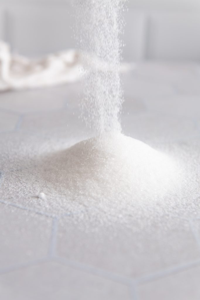 Weißer Zucker wird gestreut