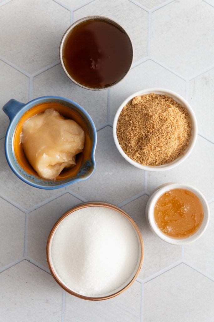 Alle Zuckerarten ob flüssig oder kristallin auf einem Tisch