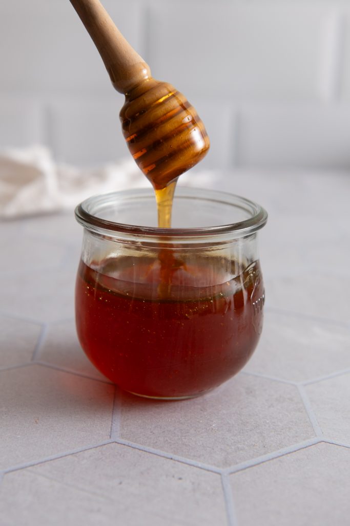Honig fließt von einem Löffel