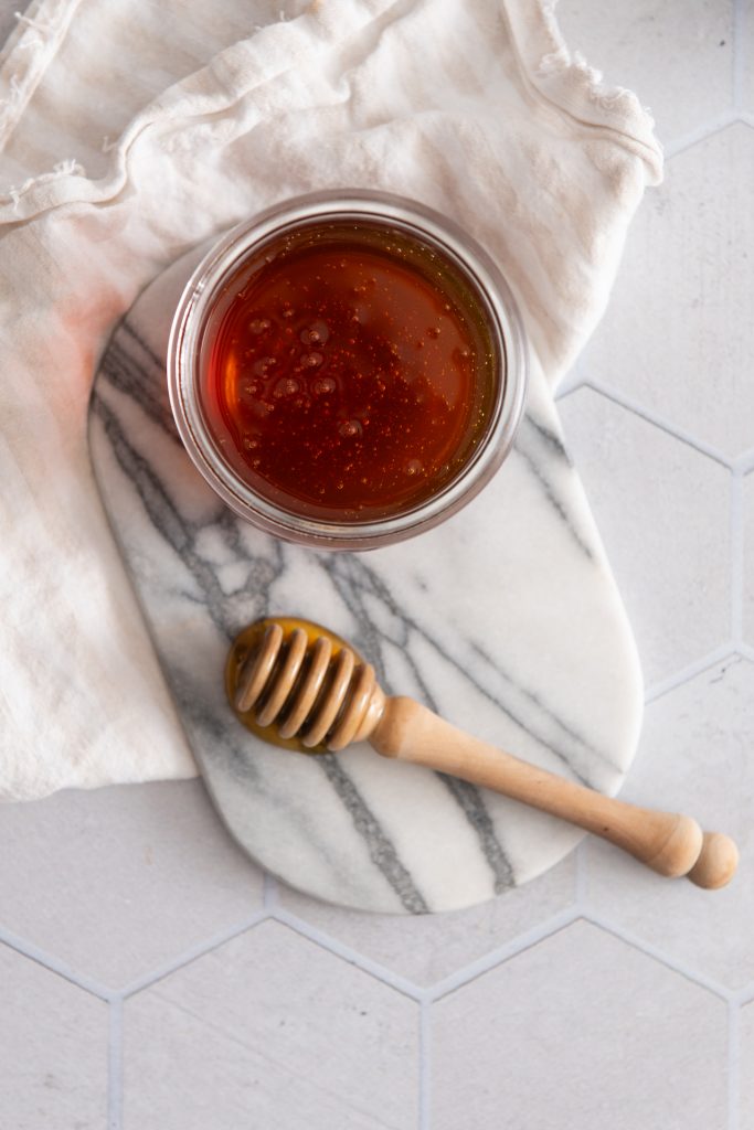 Honig mit einem Honiglöffel.