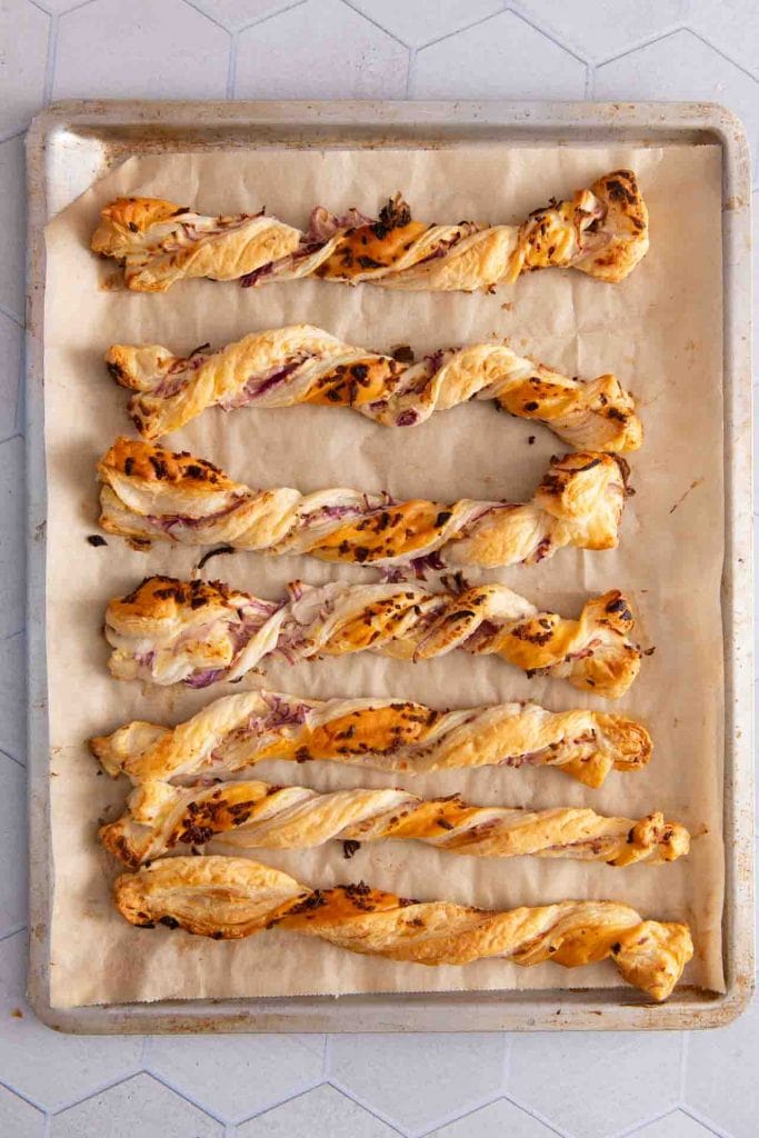 Blätterteigstangen auf einem Backblech, fertig gebacken.