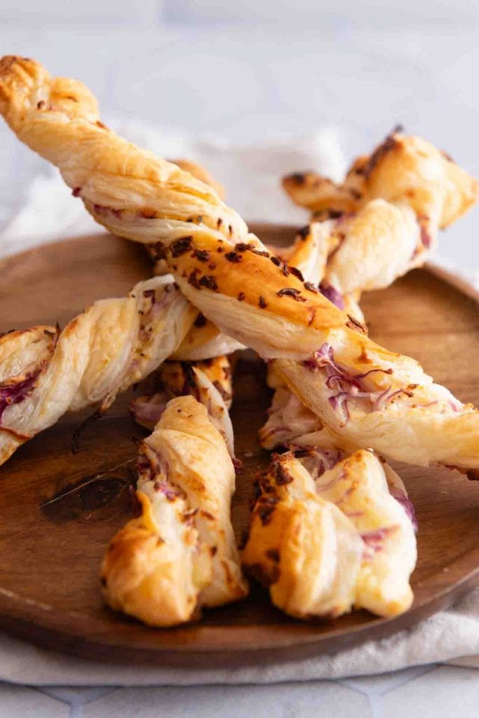 Leckere Zwiebelstangen gestapelt.