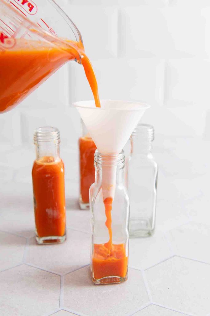 Die Chilisauce wird abgefüllt