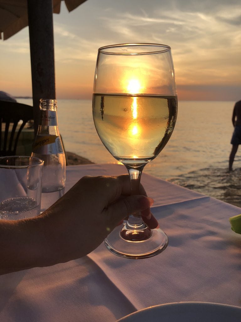 Ein Glas wein am Strand von Thessaloniki.