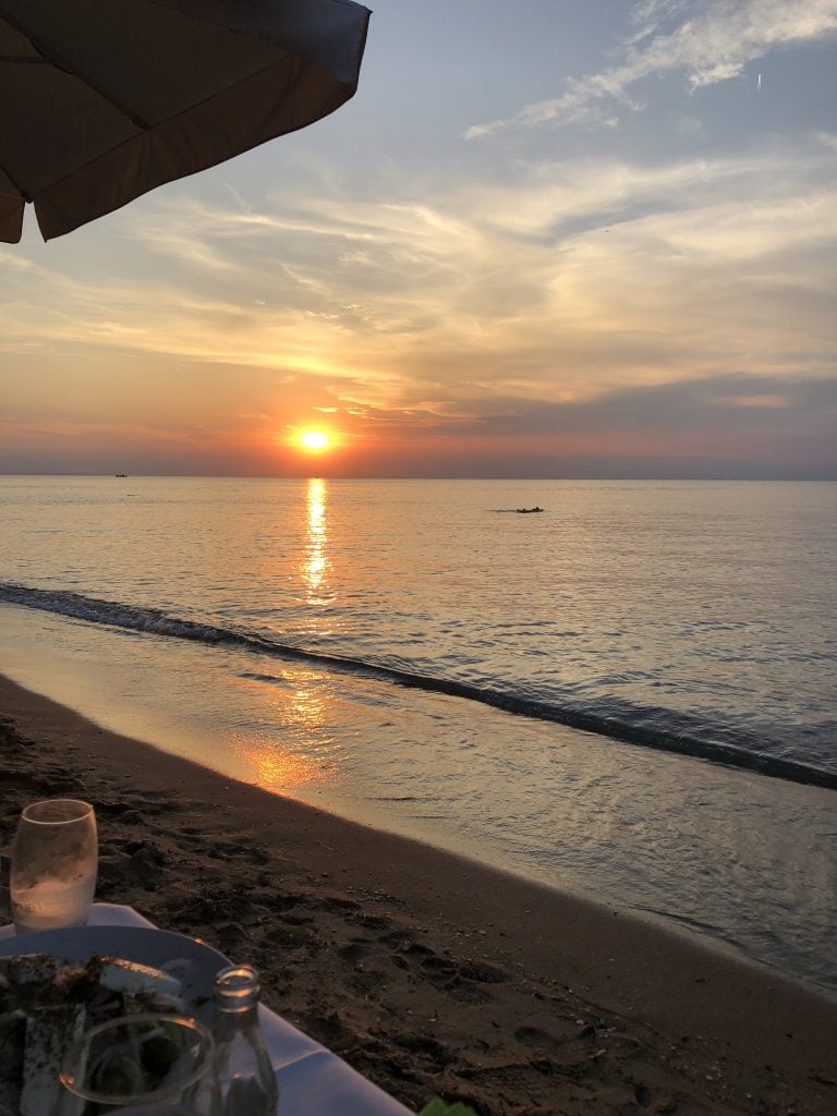 Thessaloniki sm Strand mit Sonnenuntergang.