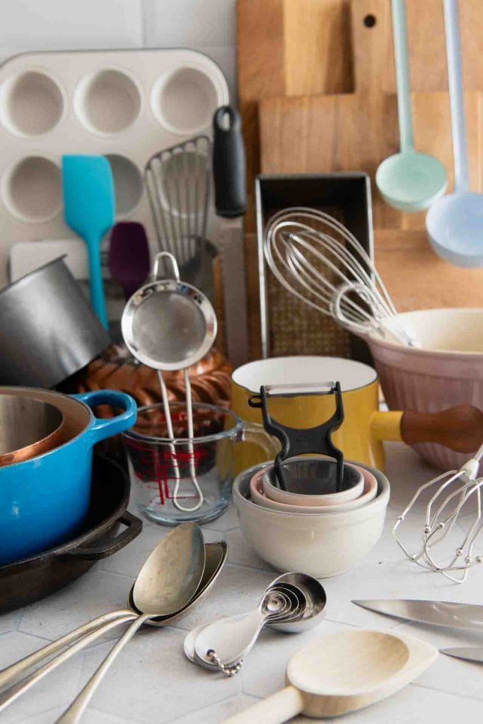 Alle Küchenutensilien  auf dem Tisch.