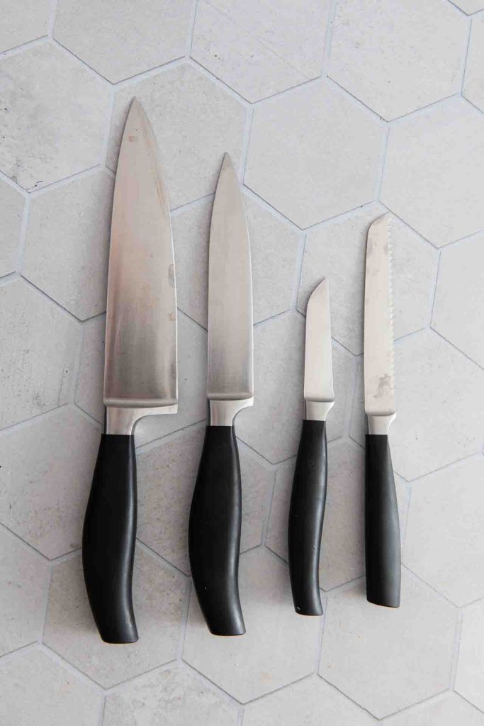 Vier verschieden große Messer.