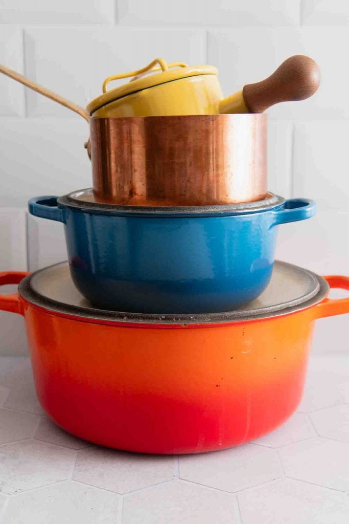 Ein paar Töpfe gestapelt.