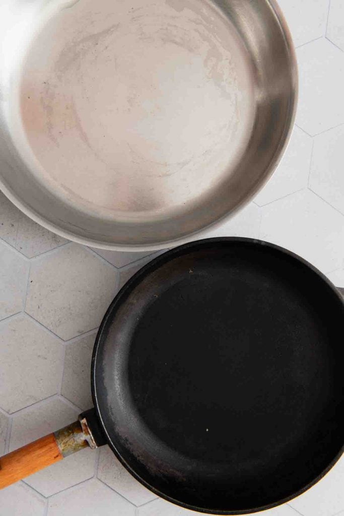 Zwei Pfannen auf dem Tisch.