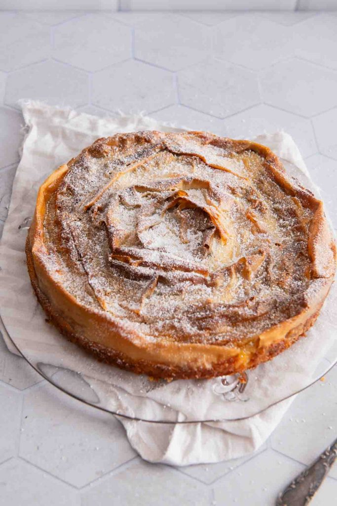 Der ganze Kuchen mit Puderzucker bestreut.
