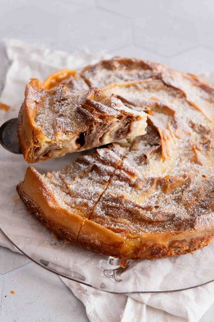 Ein Kuchengabel hat den Kuchen aufgenommen.