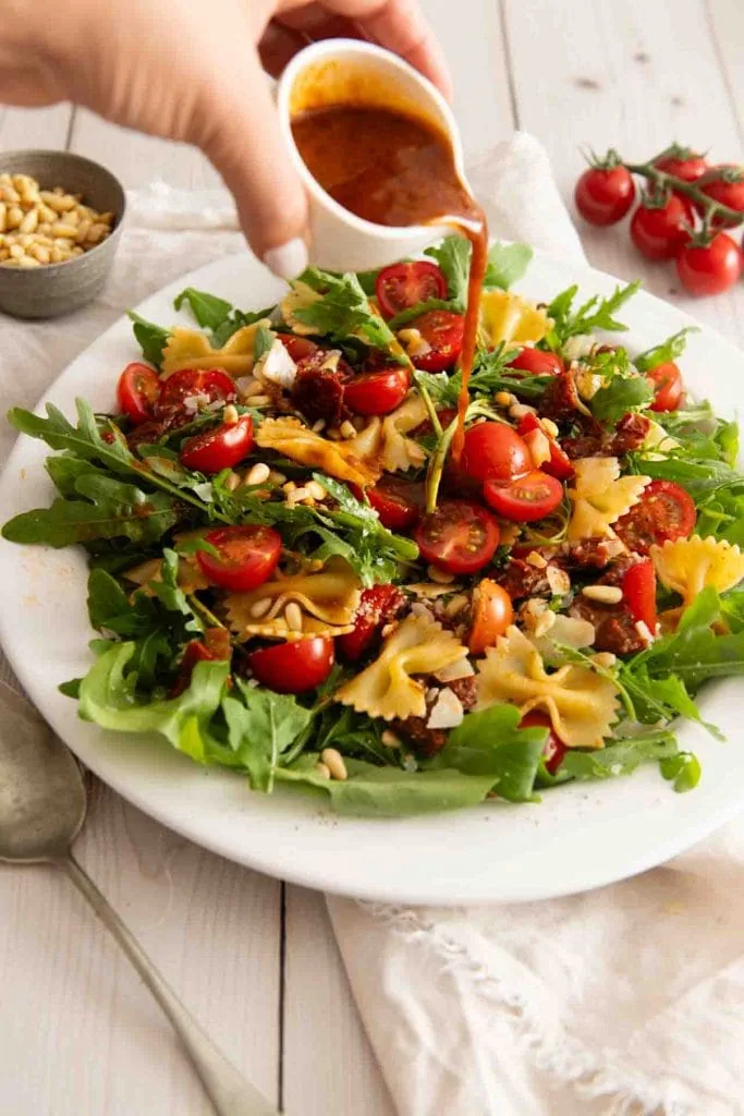 Das Salatdressing wird über den Salat gegeben.