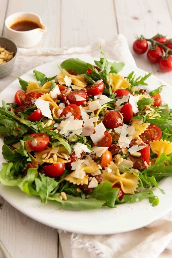 Ein mediterranen Salat mit getrockneten Tomaten und Rucola , Pinienkerne sowie Parmesan