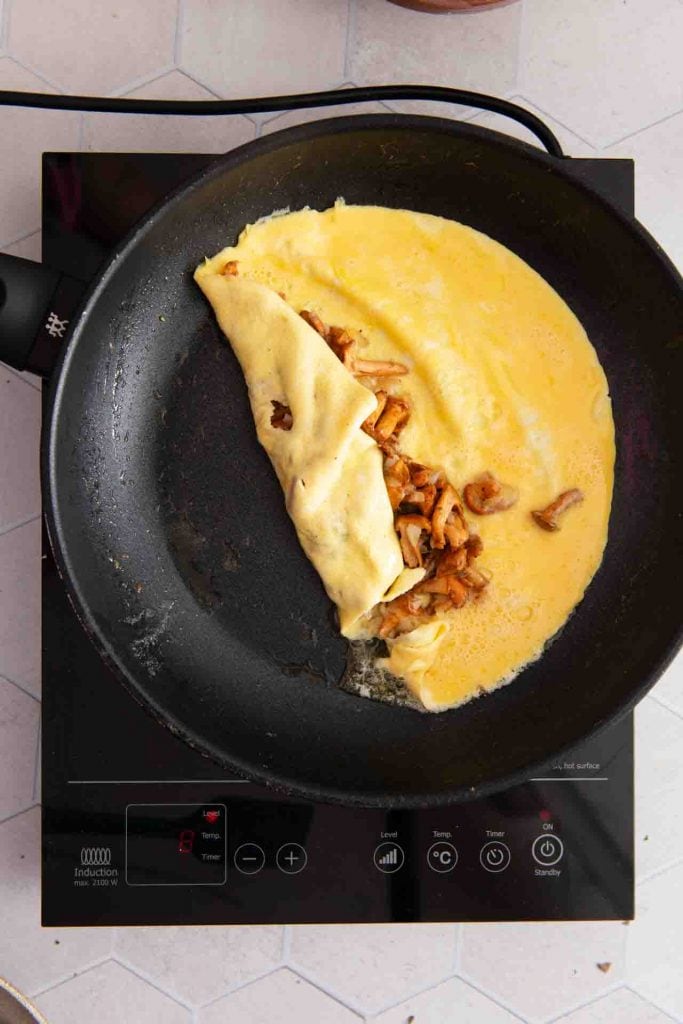 Ein Omelett wird in der Pfanne gebraten.