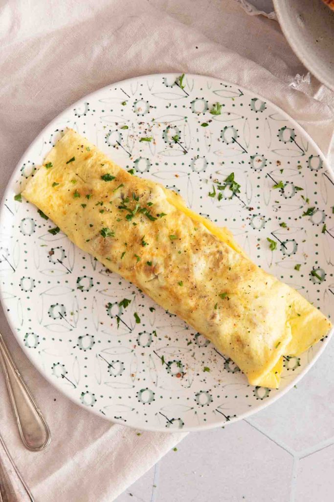 Ein Omelett mit Pilzen​ auf dem Teller