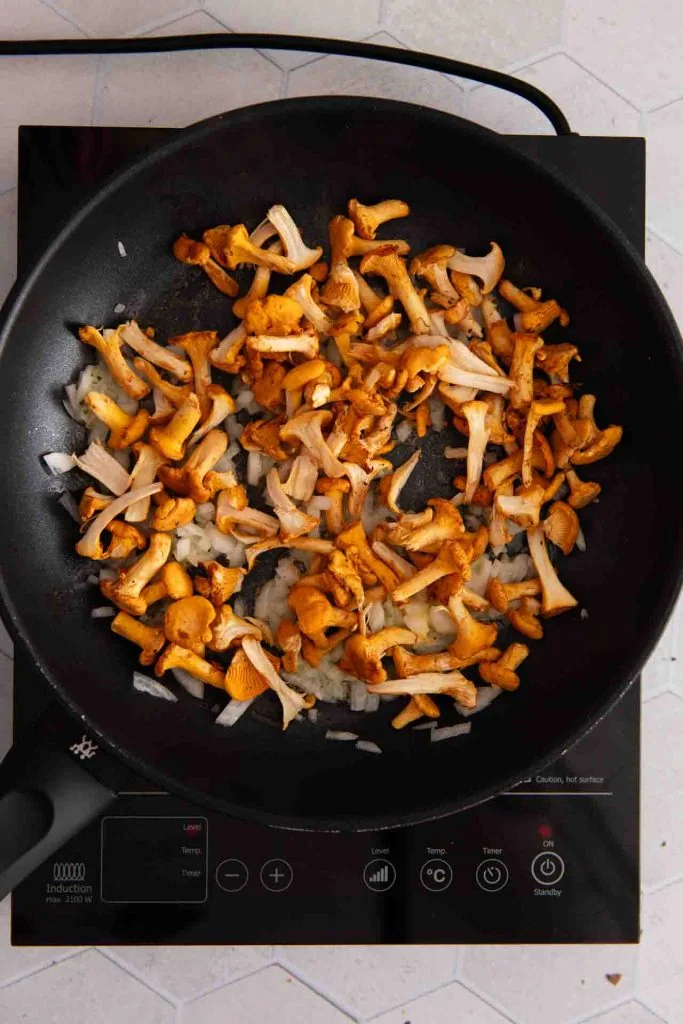 Pilze und Zwiebeln werden angebraten