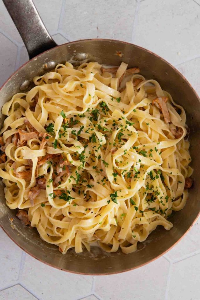 Die fast fertige Pasta in einer Pfanne.