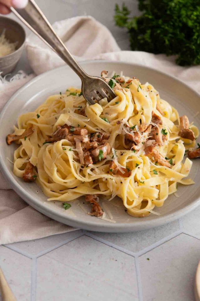 Pfifferling Pasta wird von einer Gabel aufgenommen