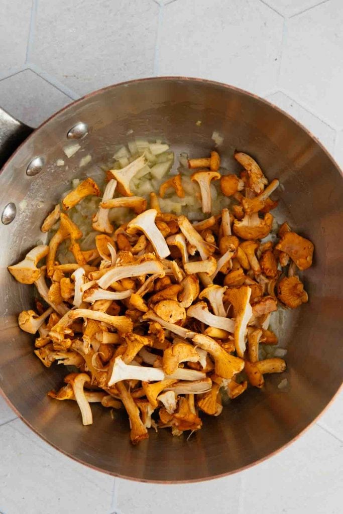 Pilze werden mit Zwiebeln angebraten