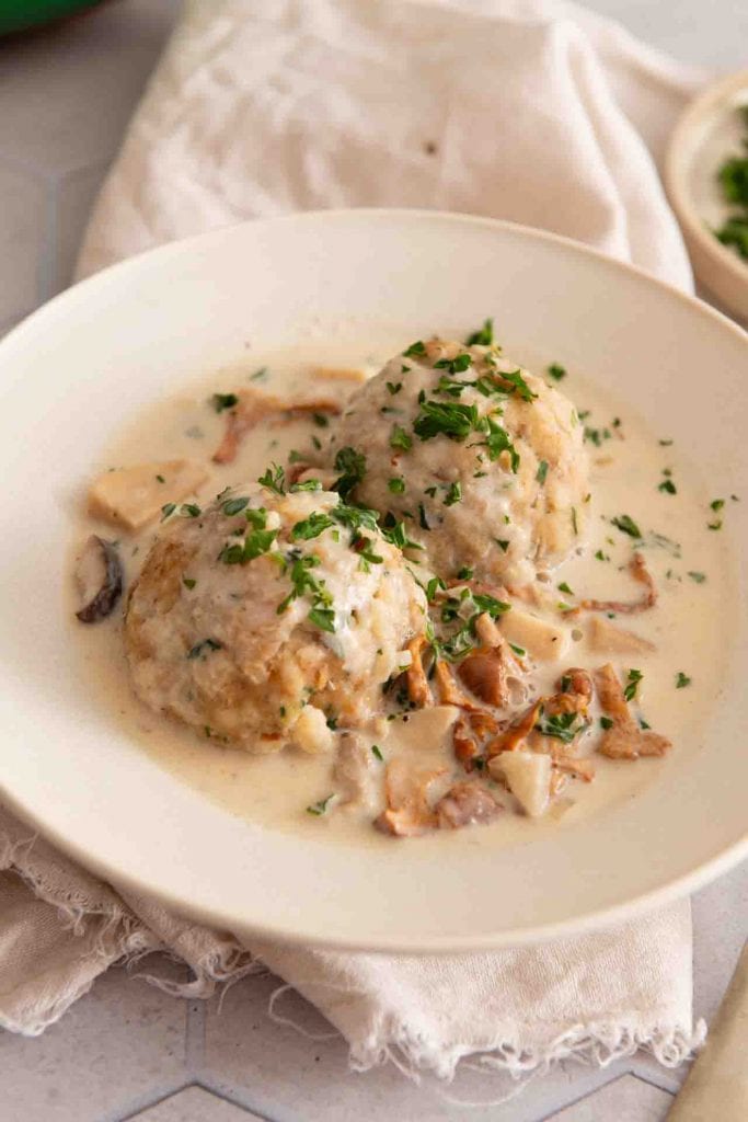 Rahmschwammerl mit Semmelknödel nach Omas bayrischem Rezept