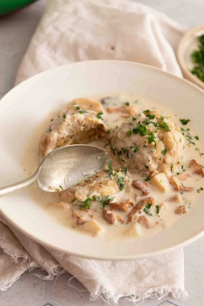 Ein Löffel nimmt etwas von dem Essen auf.