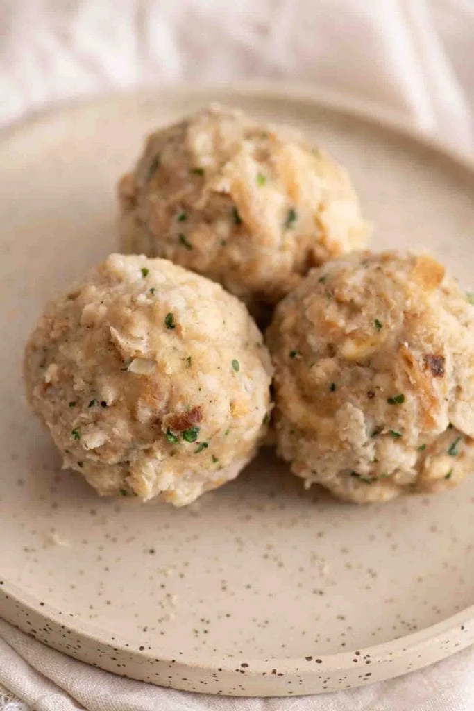 Die fertige Semmelknödel auf einem Teller