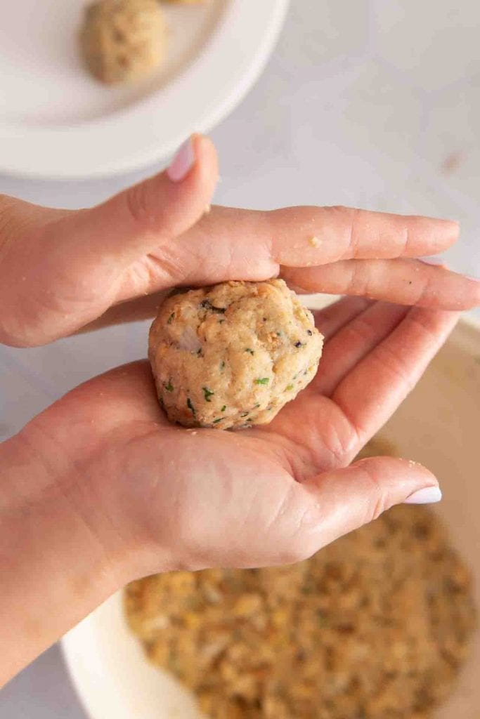 Ein Semmelknödel wird geformt