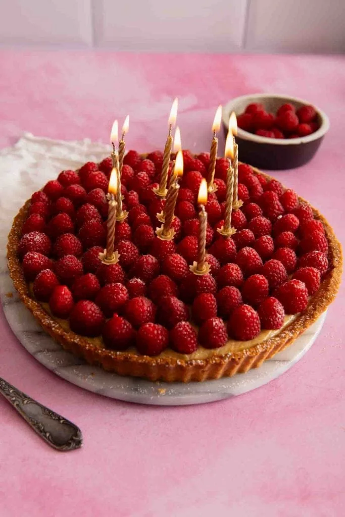 Mehrere Geburtstagskerzen auf einer Tarte.