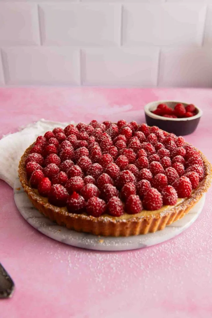 Eine französische Himbeer-Tarte auf dem Tisch.