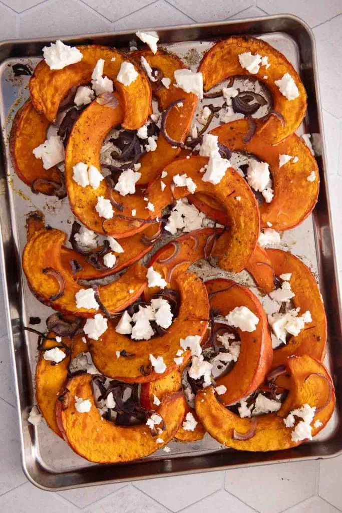 Kürbis aus dem Ofen mit Feta auf einem Blech