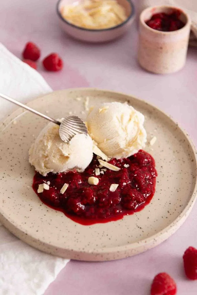Ein Löffel nimmt etwas von dem Eis auf.
