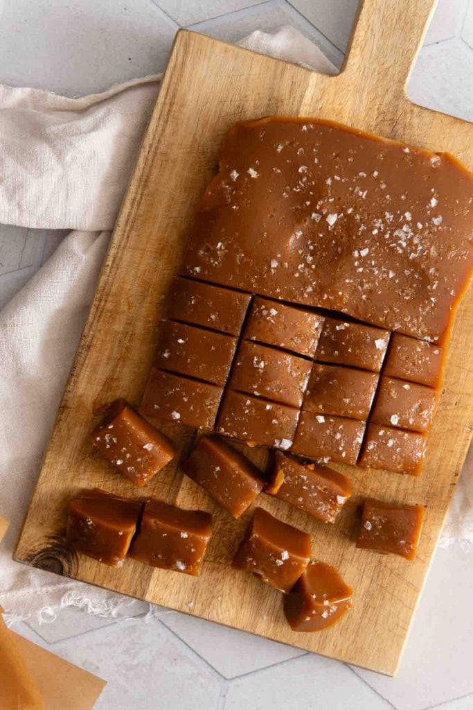 Sahne Karamellbonbons geschnitten auf einem Holzbrett mit Salz bestreut.