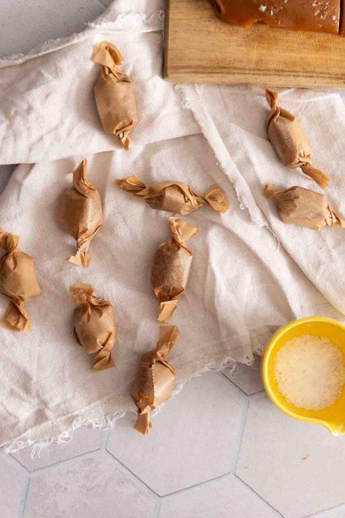 Die fertigen Karamellbonbons in Papier eingepackt.