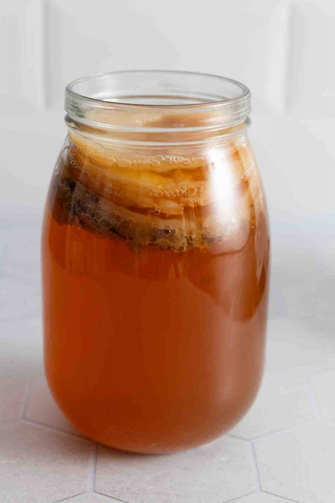 Ein Kombucha Ansatz mit eine Scoby.