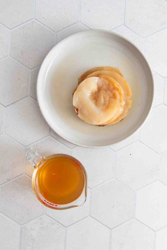 Der Scoby und die Ansatzflüssigkeit.