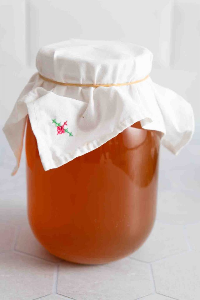 Ein Tuch wurde über den Kombucha mit dem Scoby getan zur ersten Fermentation.