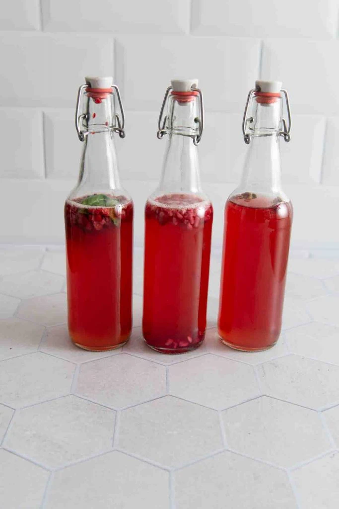 Drei Kombuchas in Flaschen abgefüllt nach der Zweitfermentation.