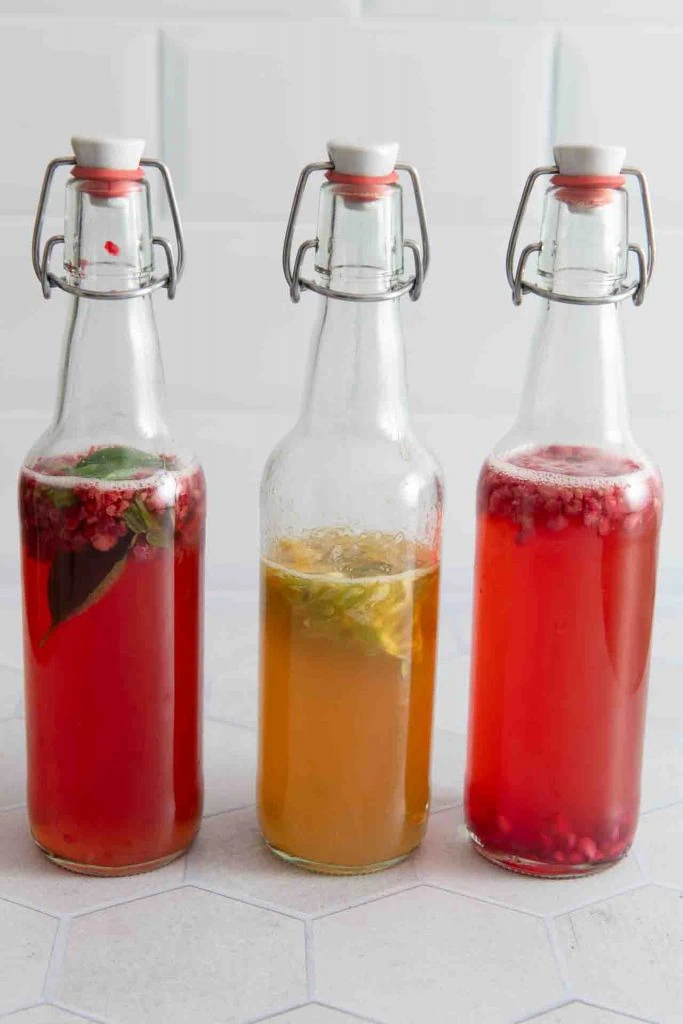 Drei verschiedenen Geschmäcker von Kombucha nachdem sie in der Zweitfermentation unterschiedliche befüllt wurden.