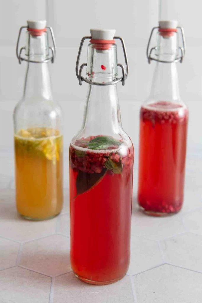 Drei Kombucha Flaschen nach der Zweitfermentation und mit unterschiedlichen Geschmäckern.