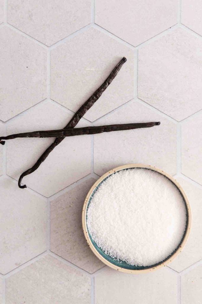 Vanillezucker & Vanilleschoten nebeneinander.