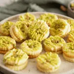 Gefüllte Plätzchen mit Pistaziencreme (Einfache Pistazien-Spitzbuben) Gefüllte Plätzchen mit Pistaziencreme