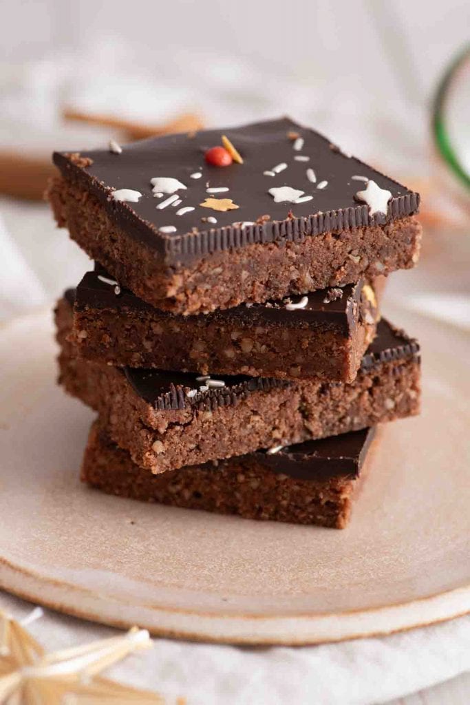 Omas Lebkuchen vom blech, gestapelt.