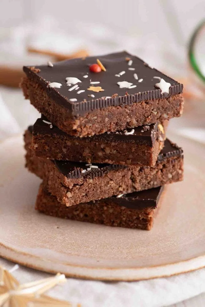 Omas Lebkuchen vom blech, gestapelt.