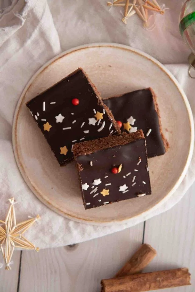 Frisch vom Blech die fertigen Lebkuchen.