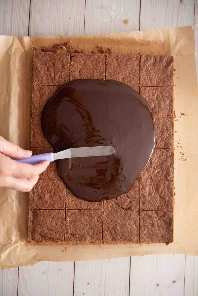 Die Schokolade wird auf den Lebkuchen Teig gestrichen.