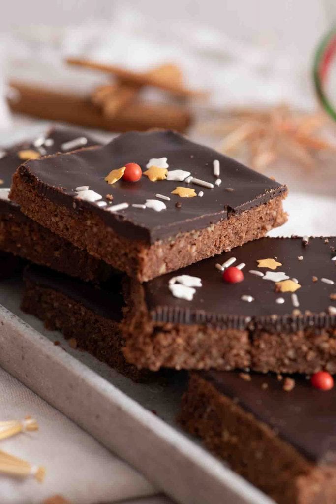 Saftiger Lebkuchen vom blech, gestapelt auf einem Teller.