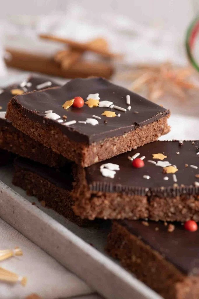 Saftiger Lebkuchen vom blech, gestapelt auf einem Teller.